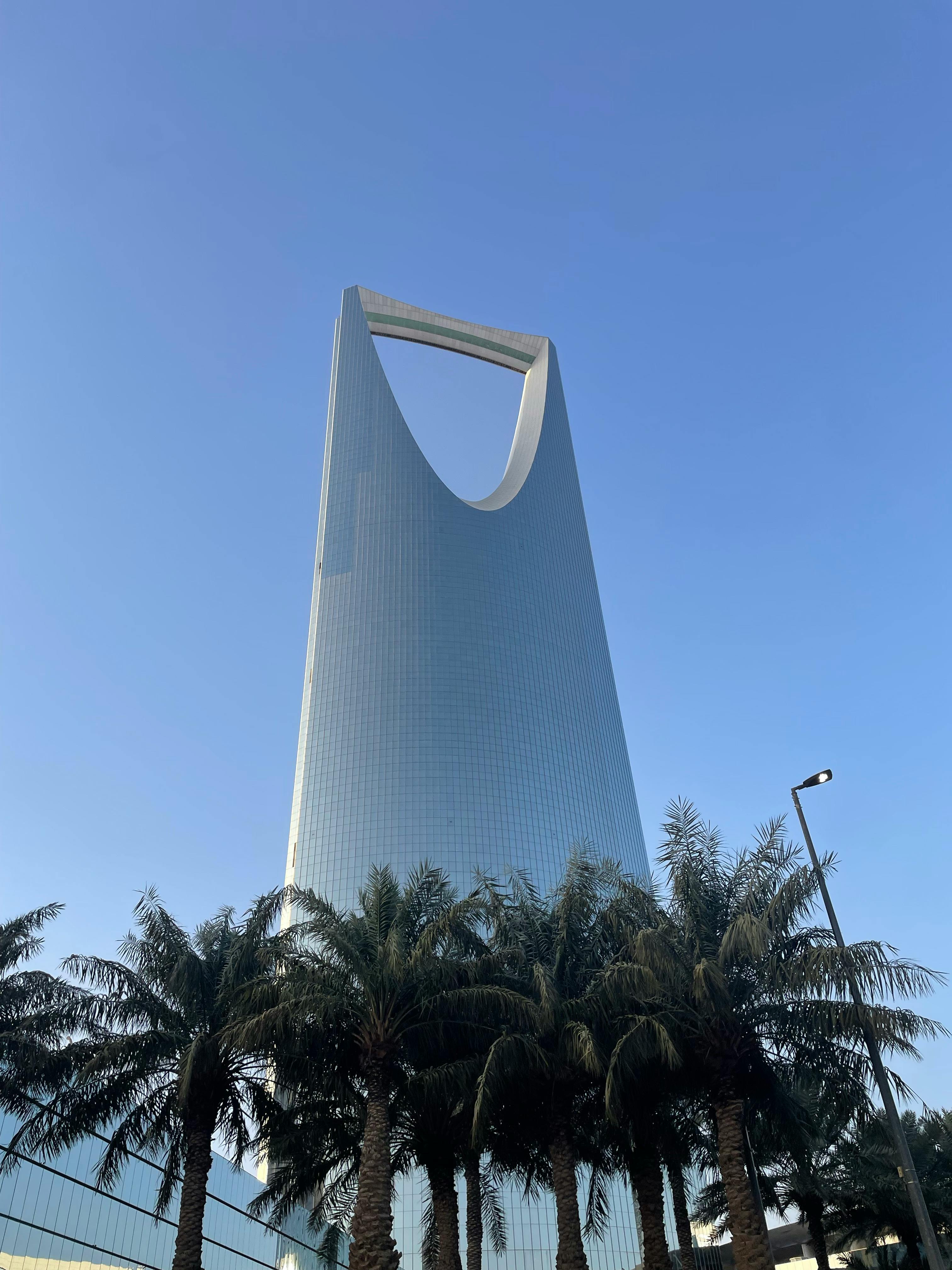 مبنى حديث يعبر عن صيانة الأنظمة الحيوية